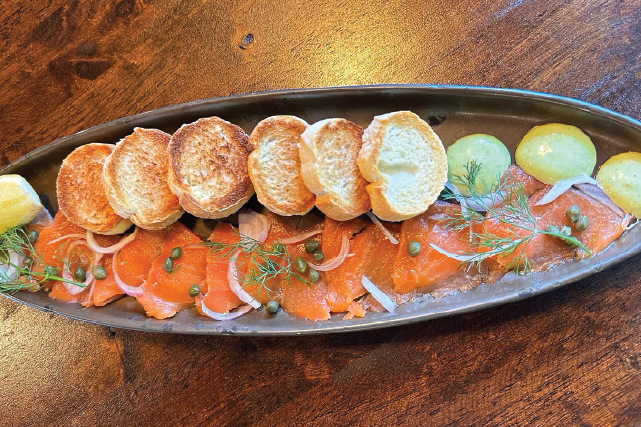 Salmón Ahumado Noruego con alioli Verde